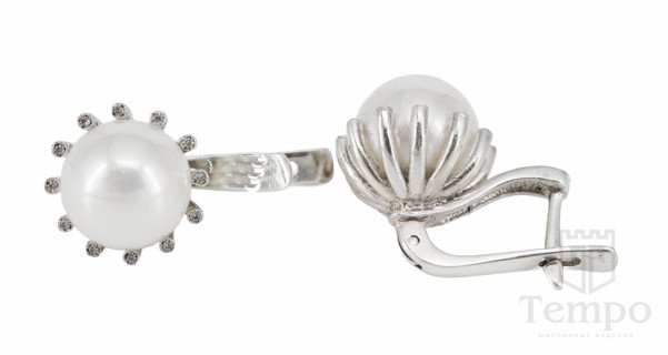 Серебряные серьги с крупным жемчугом в обрамлении высоких зубчиков с английским замком «Вернисаж»