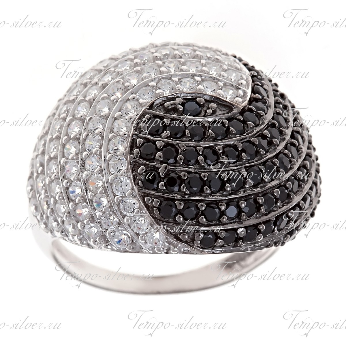 Кольцо из серебра выпуклой овальной формы с черно-белыми камнями