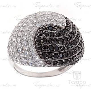 Кольцо из серебра выпуклой овальной формы с черно-белыми камнями