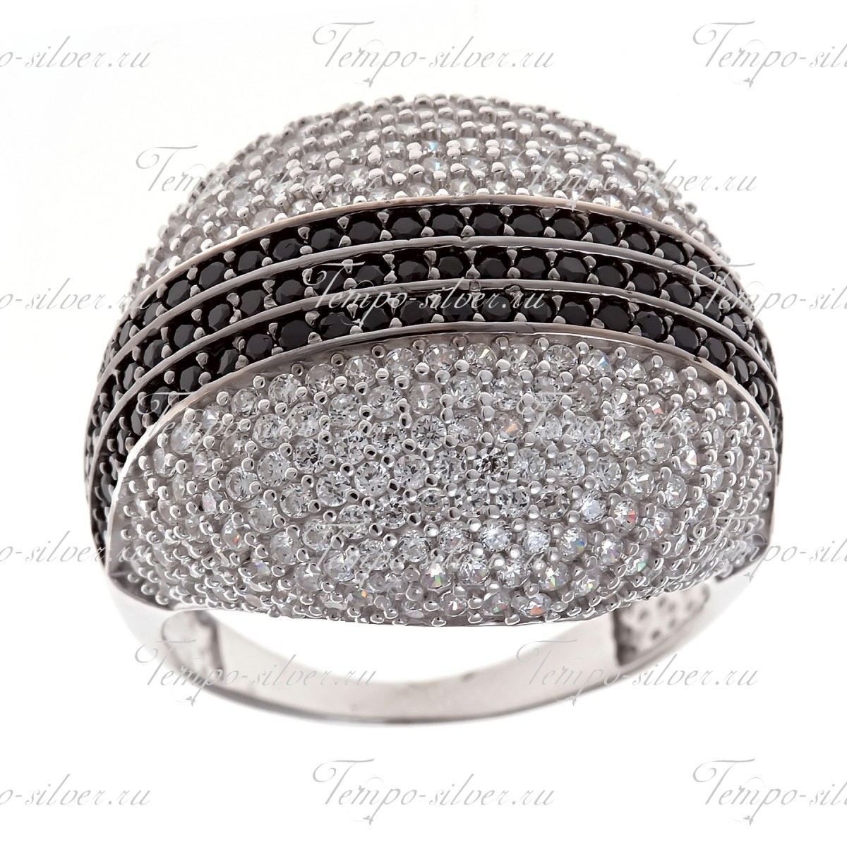 Кольцо из серебра с черными камнями в центре и россыпью белых камней по всей выпуклой поверхности цена