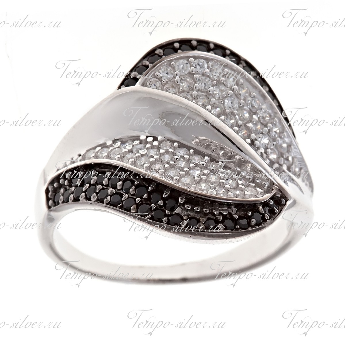 Кольцо из серебра широкой формы с волнообразными дорожками из черно-белых камней цена