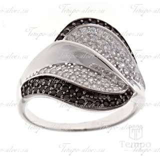 Кольцо из серебра широкой формы с волнообразными дорожками из черно-белых камней