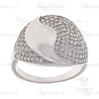 Кольцо из серебра широкой выпуклой формы с белыми камнями