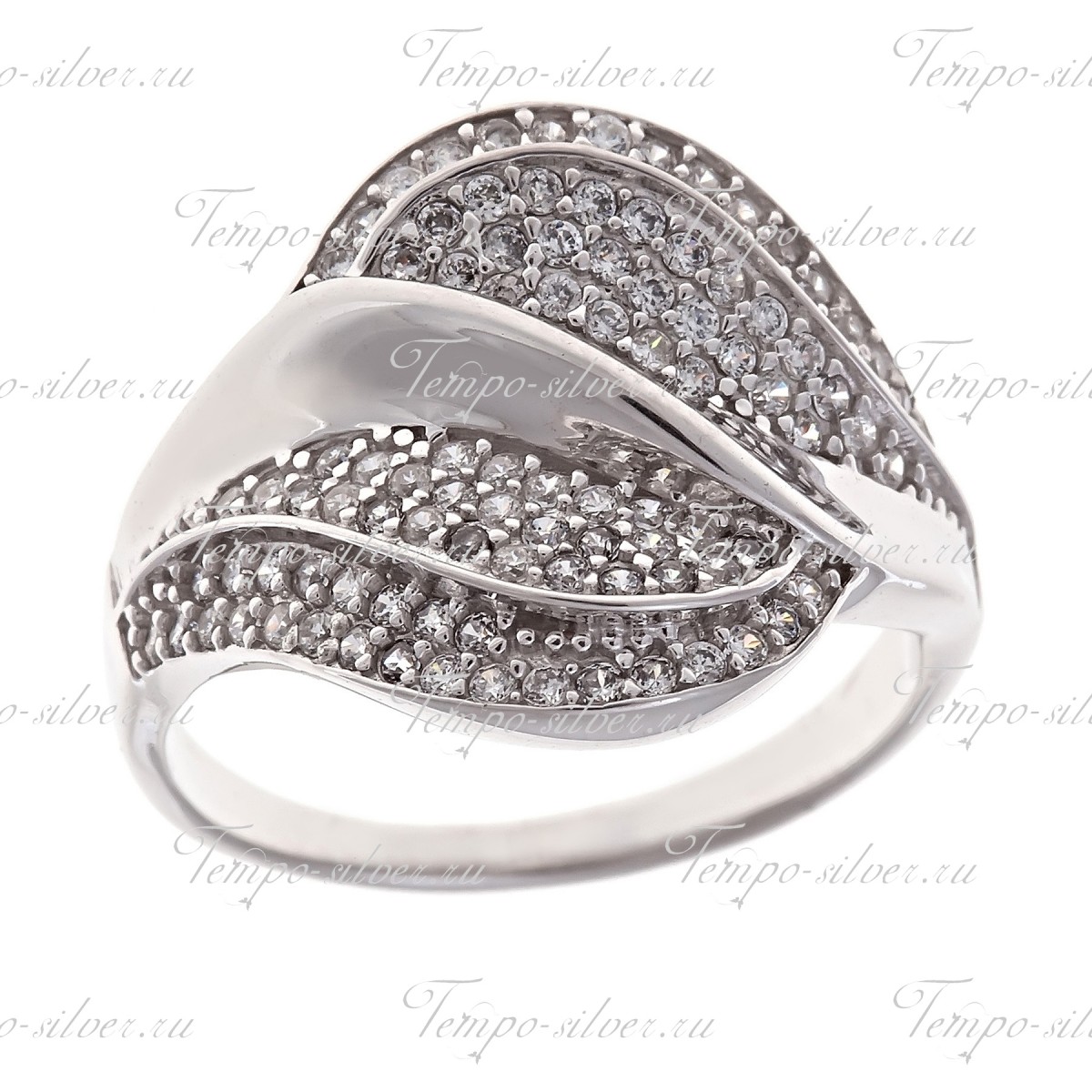 Кольцо из серебра широкой формы с волнообразными дорожками из белых камней 