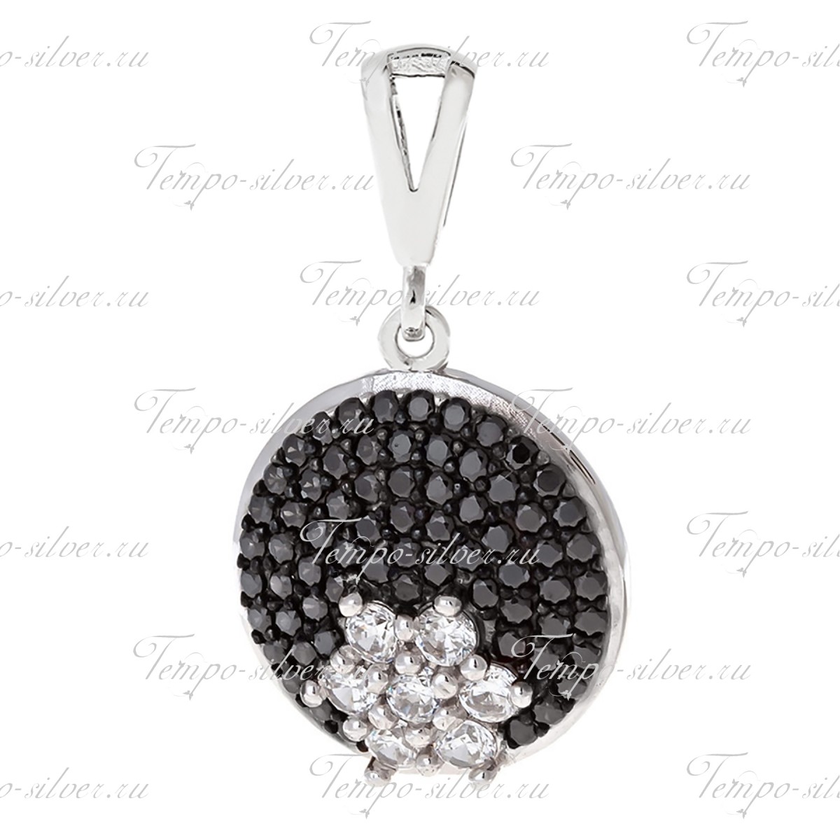 Подвеска из серебра круглой формы с цветком из белых камней на черном фоне