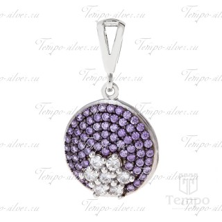 Подвеска из серебра круглой формы с цветком из белых камней на фиолетовом фоне