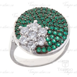 Кольцо из серебра круглой формы с цветком из белых камней на зеленом фоне