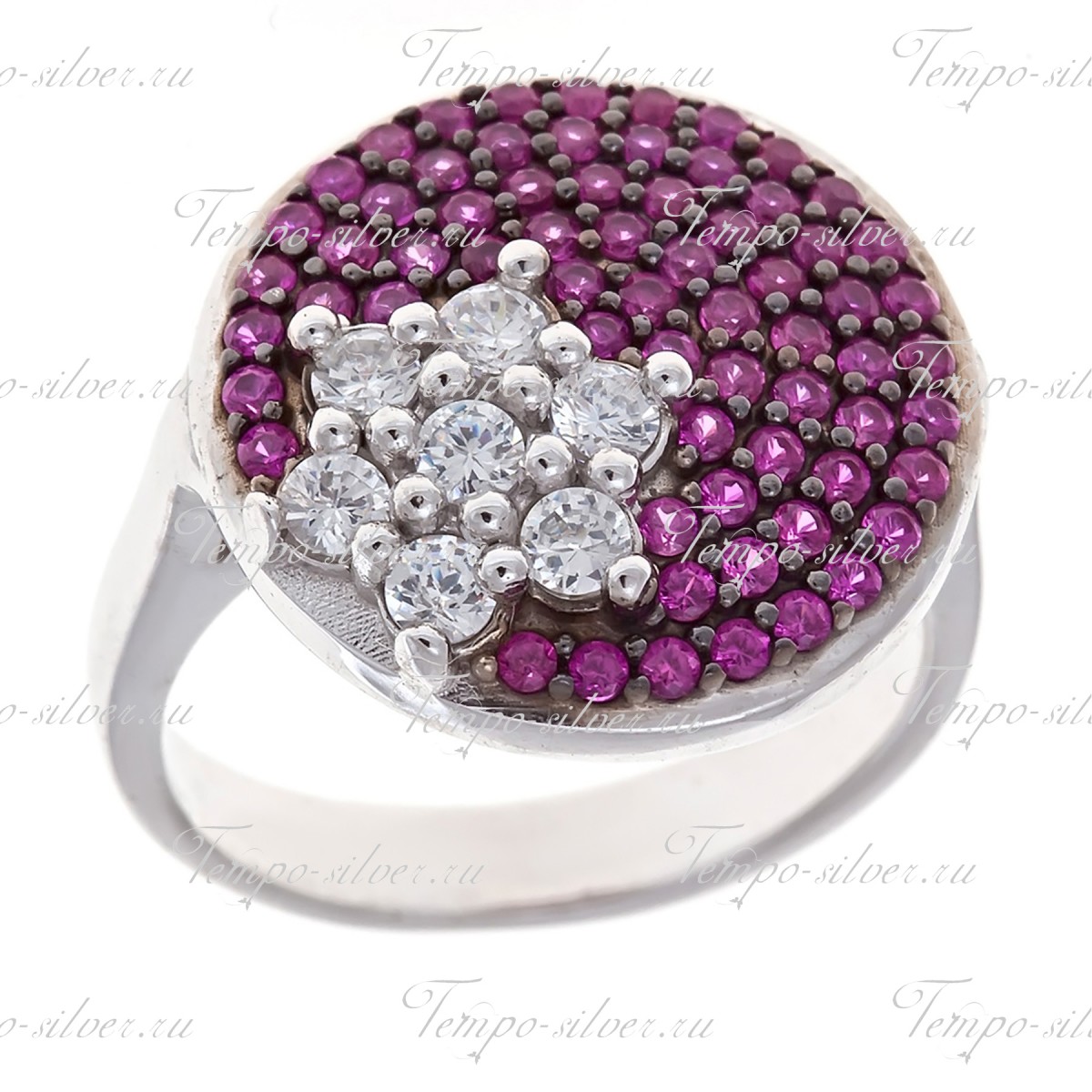 Кольцо из серебра круглой формы с цветком из белых камней на розовом фоне цена