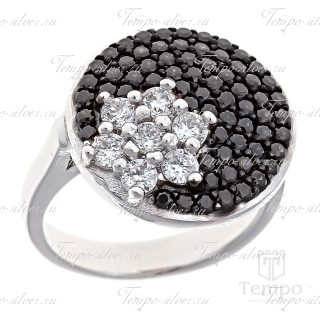 Кольцо из серебра круглой формы с цветком из белых камней на черном фоне