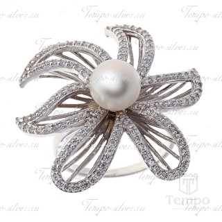 Кольцо из серебра в форме цветка с жемчугом и россыпью белых цирконий