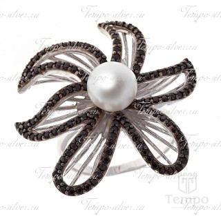Кольцо из серебра в форме цветка с жемчугом и россыпью черных цирконий