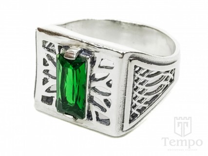 Перстень квадратной формы с зеленым камнем