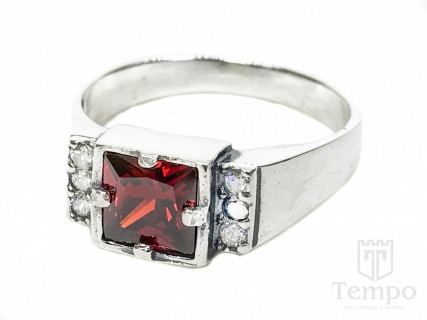 Перстень из серебра 925 пробы с квадратным красным камнем