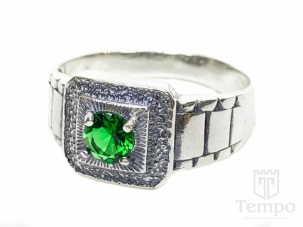 Перстень из серебра квадратной формы с зеленым камнем и цирконами по кругу