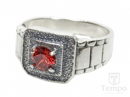 Перстень из серебра квадратной формы с красным камнем и цирконами по кругу