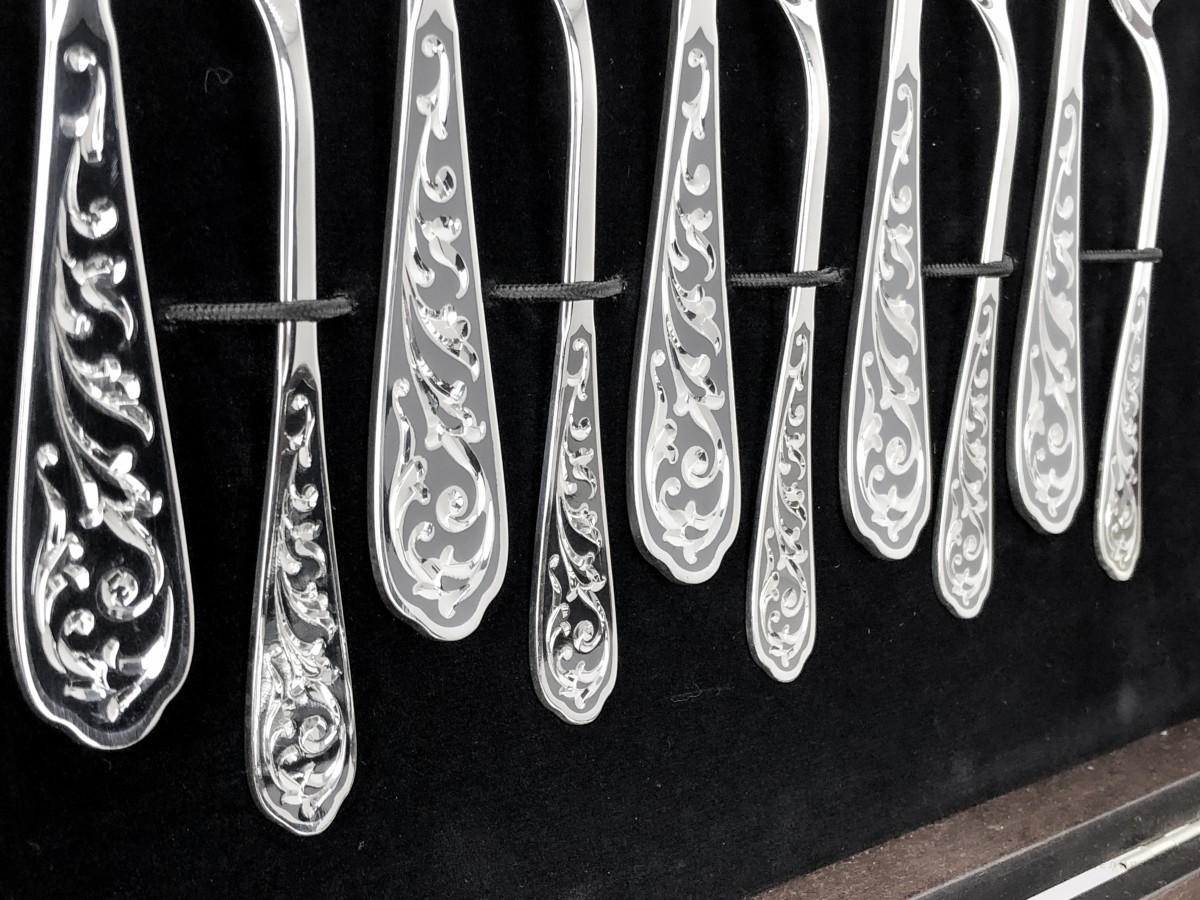 Набор серебряных столовых приборов из 24 предметов «Кубачи» с чернью заказать