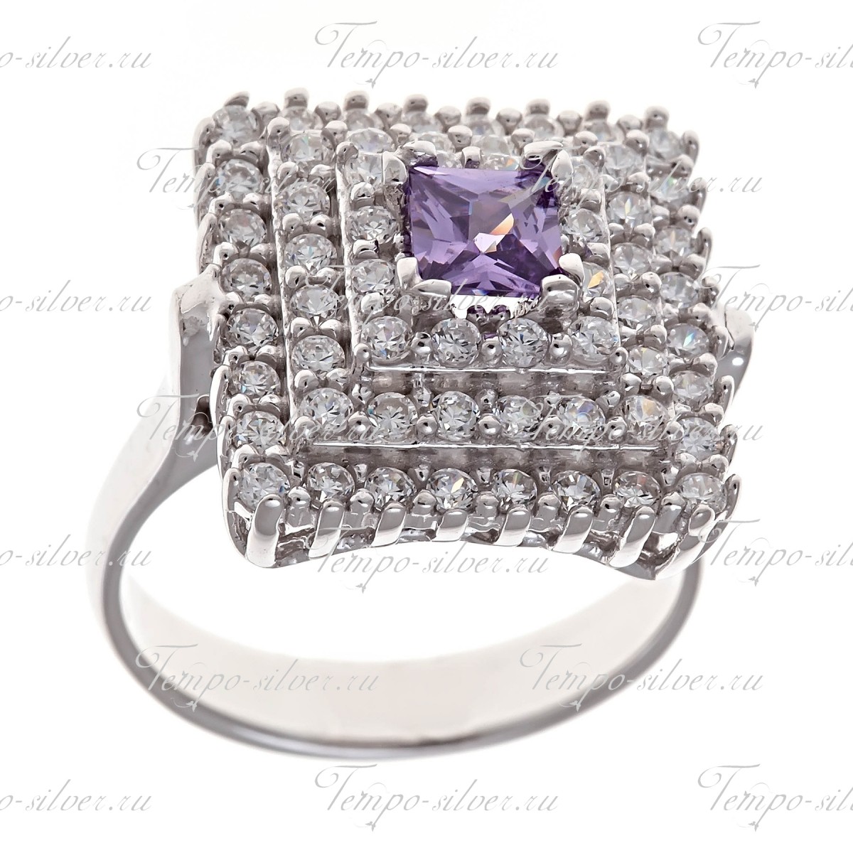 Кольцо из серебра квадратной формы с фиолетовым камнем в центре