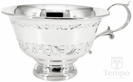Серебряная чашка без черни с гравировкой «Очарование» на 150 мл