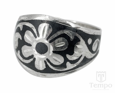 Серебряное кубачинское кольцо с чернью и гравировкой «Ромашка» 