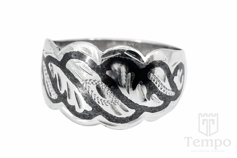 Серебряное узкое кубачинское кольцо с чернью и гравировкой «Гармонь» 