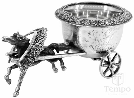 Серебряная солонка с гравировкой и оксидировкой «Лошадь с повозкой»