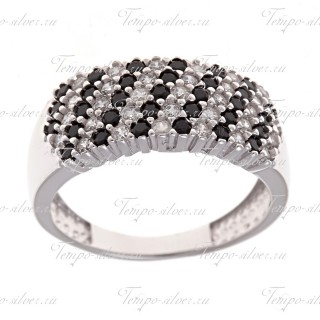 Кольцо из серебра, украшенное чередующимися черно-белыми куб.циркониями