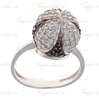 Кольцо из серебра с выпуклым шаром в форме короны, усыпанной черно-белыми камнями