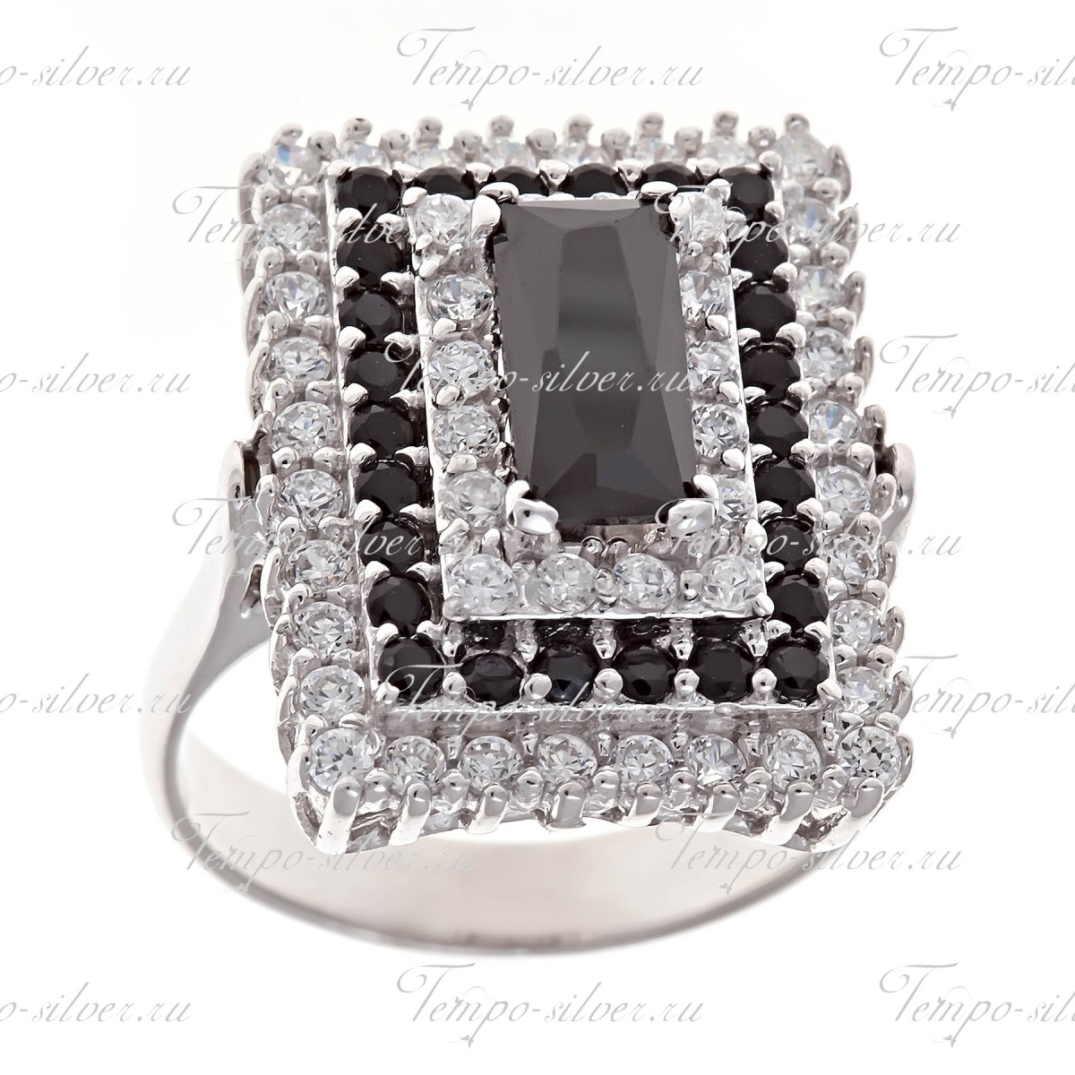 Кольцо из серебра прямоугольной формы с черно-белыми камнями