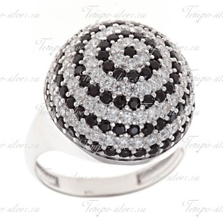 Кольцо из серебра выпуклой формы с черными и белыми камнями, утопленных по кругу